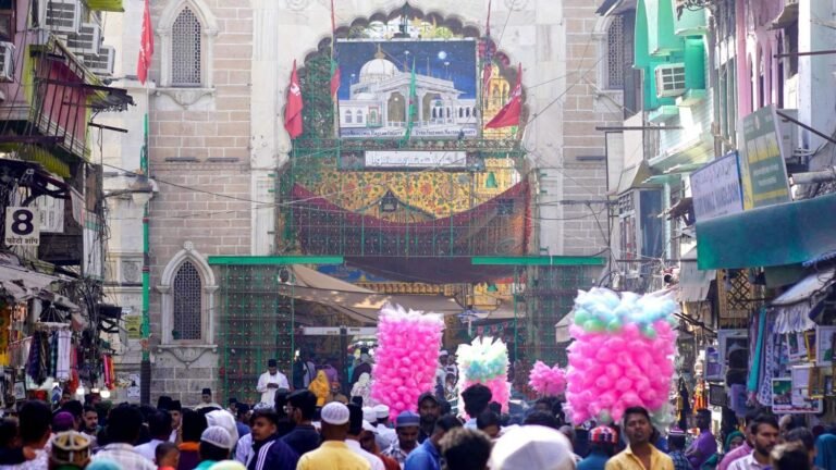 Beweerd dat er een hindoeïstische tempel onder een moslimgraf in India ligt