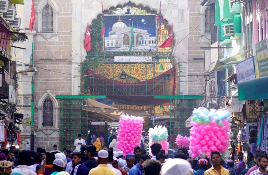 Beweerd dat er een hindoeïstische tempel onder een moslimgraf in India ligt