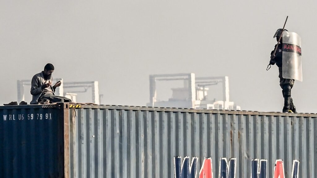 Man die voor Imran Khan supporter in Pakistan bidt, uit container geduwd