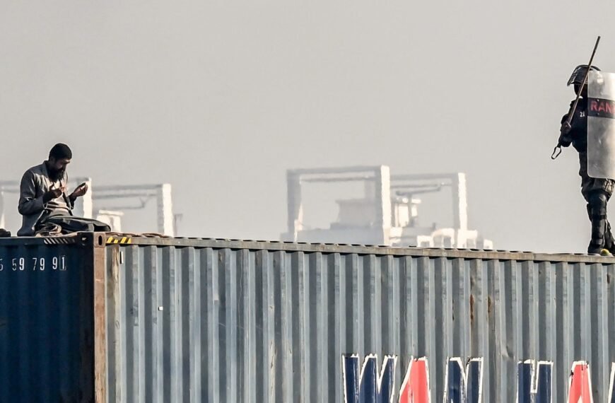 Man die voor Imran Khan supporter in Pakistan bidt, uit container geduwd