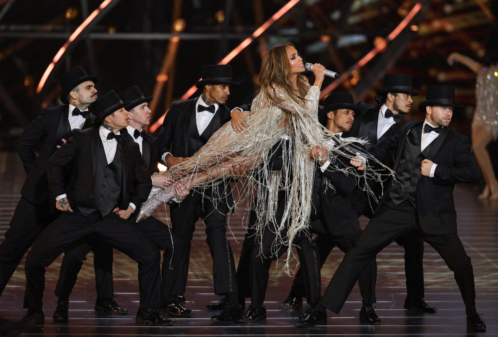 Riyad Sezonu: Jennifer Lopez'inin Performansı Tartışma Yarattı