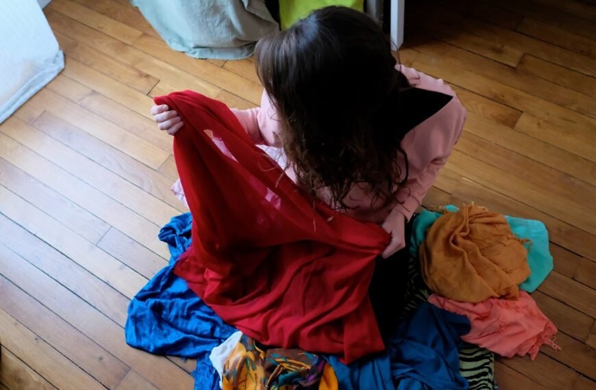 Voorbij Stereotypen: Sommige Franse Moslimvrouwen Doen Hun Hoofddoek Af