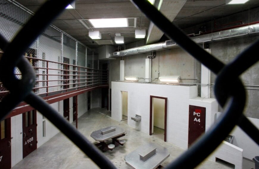 Advocaten en mensenrechtenorganisaties veroordelen Trumps besluit om immigranten in Guantanamo vast te houden