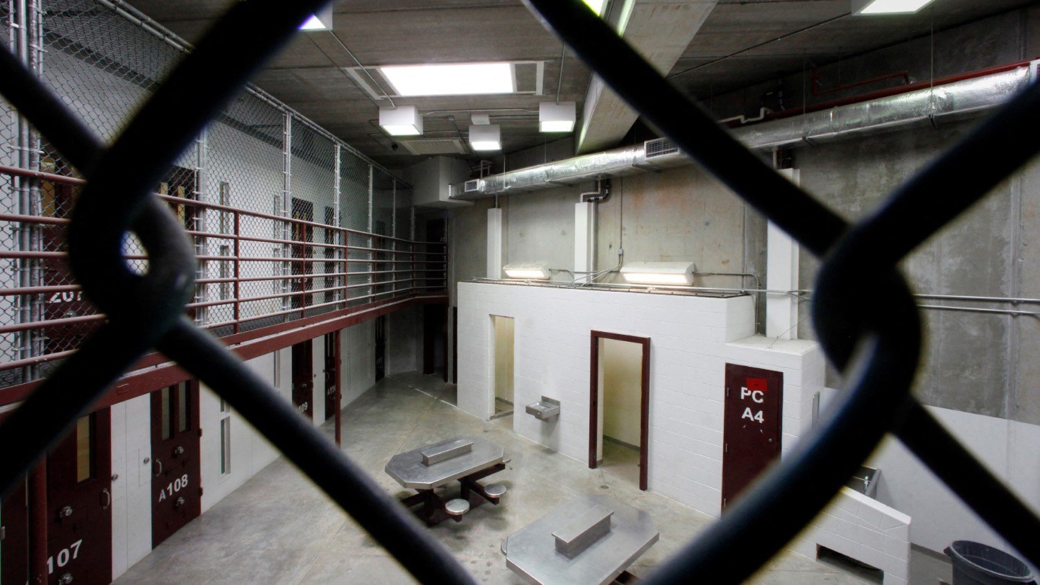 Advocaten en mensenrechtenorganisaties veroordelen Trumps besluit om immigranten in Guantanamo vast te houden