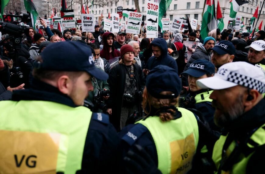 De ingreep van de Metropolitaanse politie in de Palestijnse protesten heeft discussie veroorzaakt