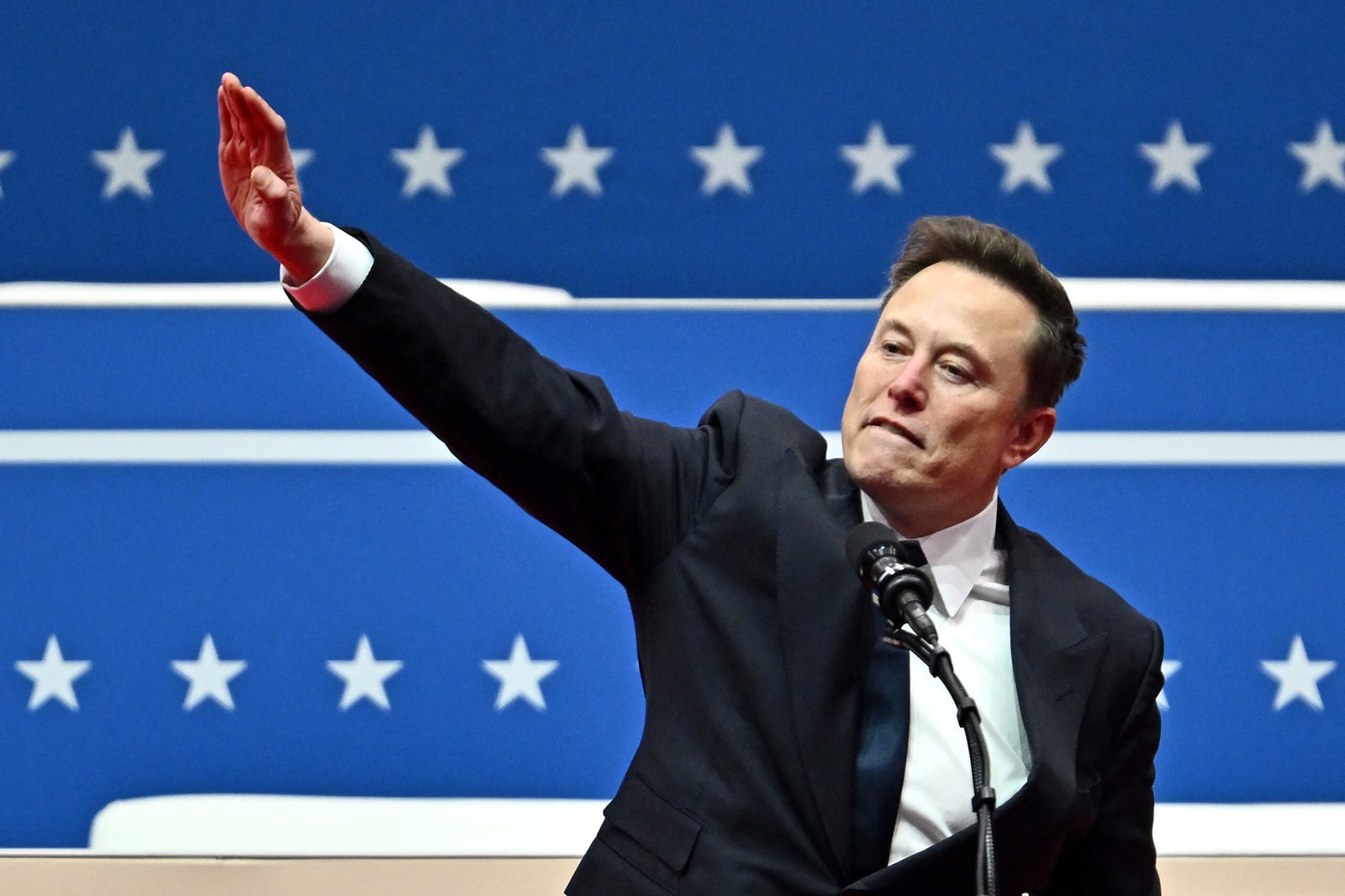 Wanneer is de Nazi-groet geen Nazi-groet? Elon Musk deed het twee keer!