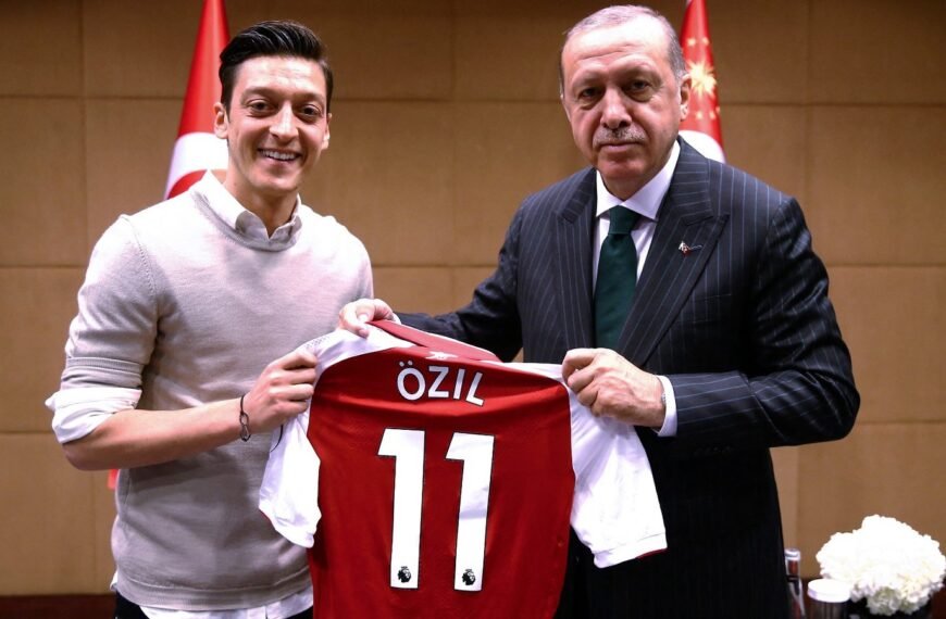 Mesut Özil, wereldkampioen, betreedt de Turkse politiek