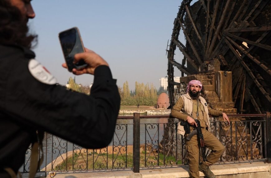 Slachtpartijen en Verzet in Hama: Syrië's Rebelstad