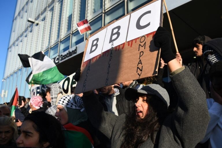 De Britse politie beschuldigd van hardhandig optreden bij protest tegen BBC-uitzending over Gaza