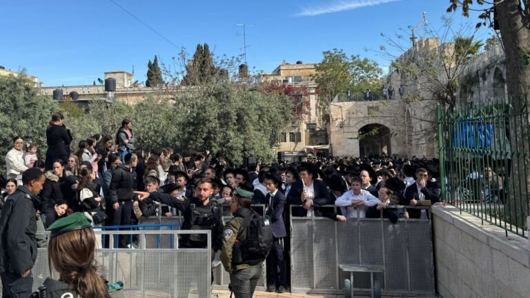 Israël heeft voor het eerst 180 Joden toestemming gegeven om te bidden in de Al-Aqsamoskee