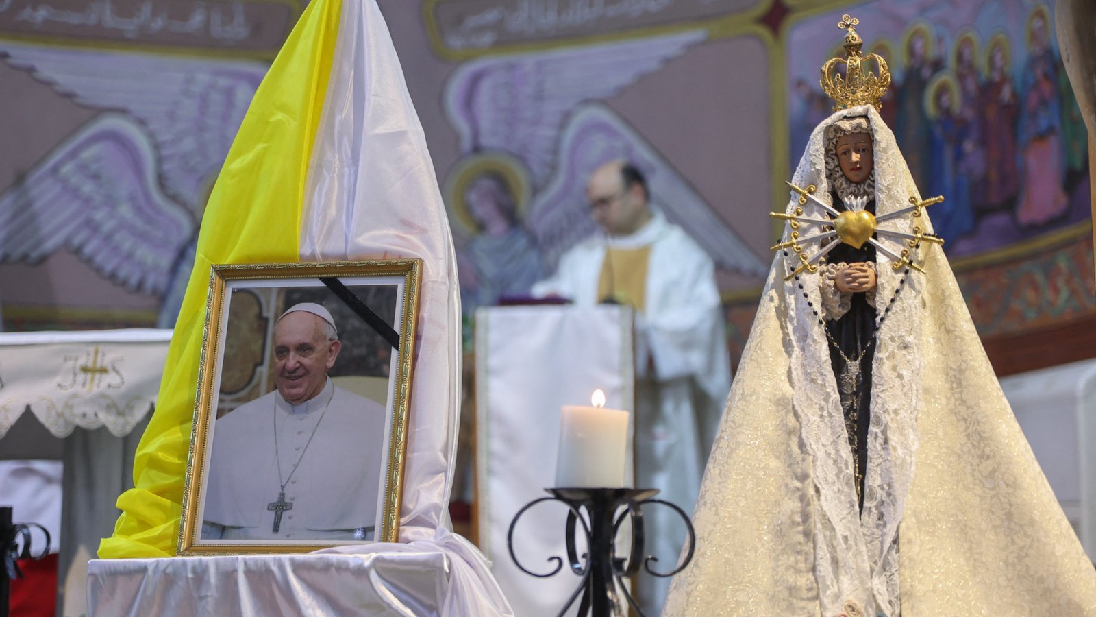 Paus Franciscus verzet zich tegen de stilte van het Westen, maar de medeplichtigheid van het Vaticaan gaat door.
