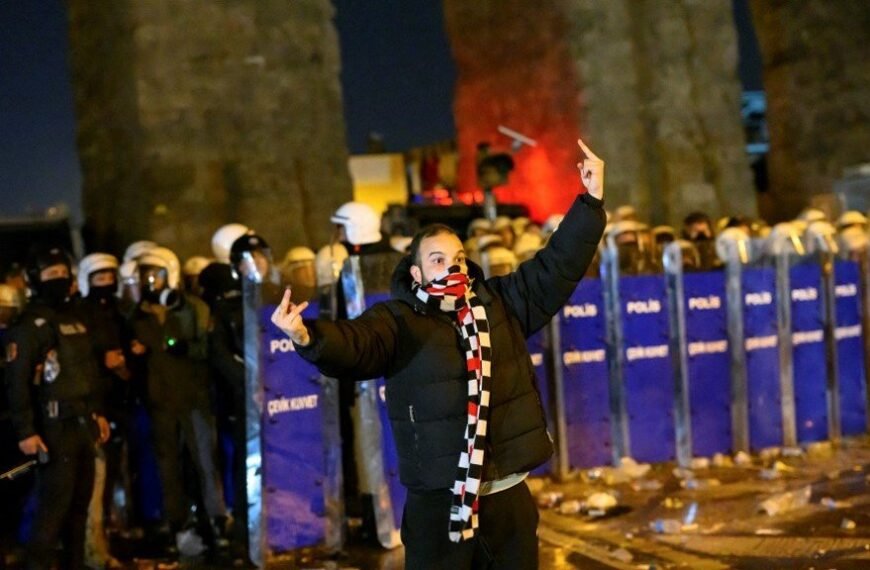 Turkije eist geen drie jaar gevangenisstraf voor journalisten die berichten over de İmamoğlu-protesten