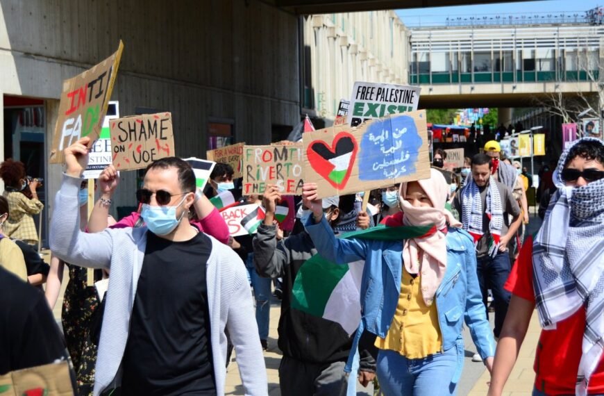Universiteit van Engeland heeft de rechtszaak over gezamenlijke bijdragen van studenten ingetrokken