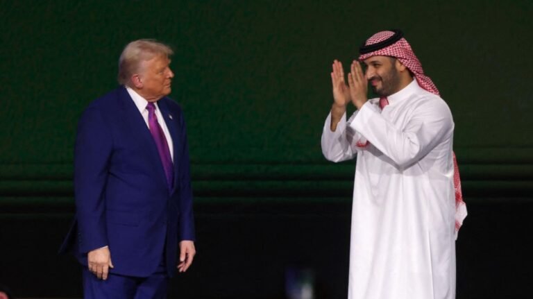 Trump tekent overeenkomsten in Saoedi-Arabië en bekritiseert 'interventisten'