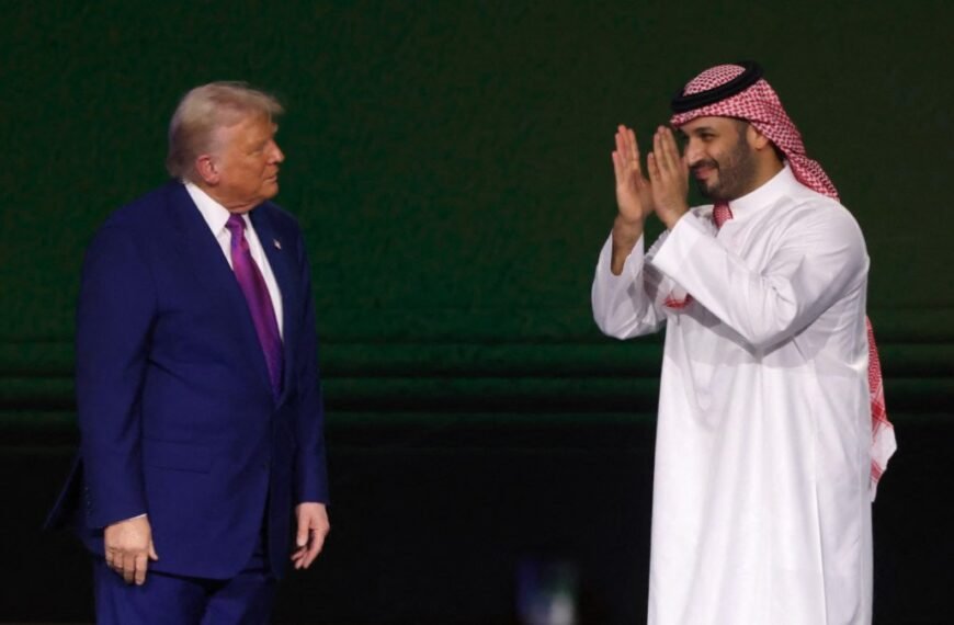 Trump tekent overeenkomsten in Saoedi-Arabië en bekritiseert 'interventisten'