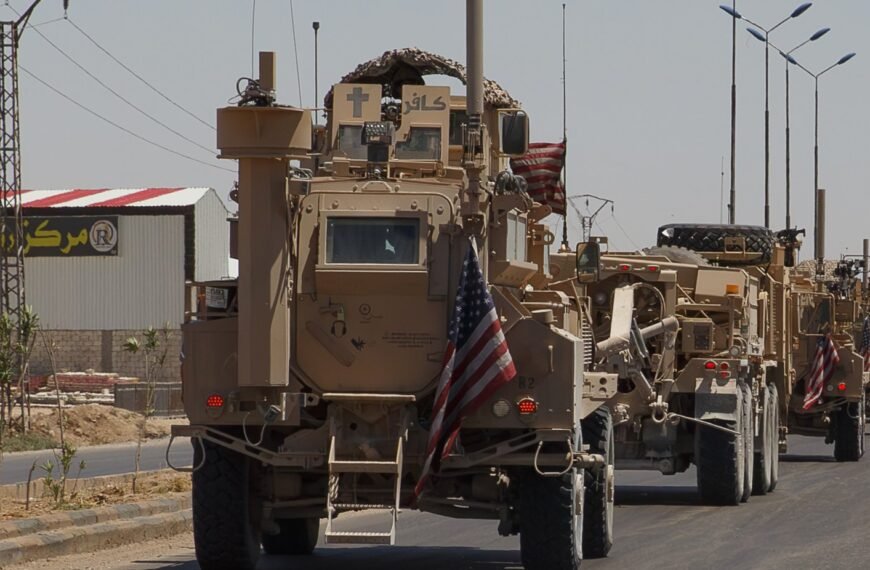 Amerikaanse militaire voertuig in het noordoosten van Syrië als provocatie beoordeeld met 'ongelovige' geschreven