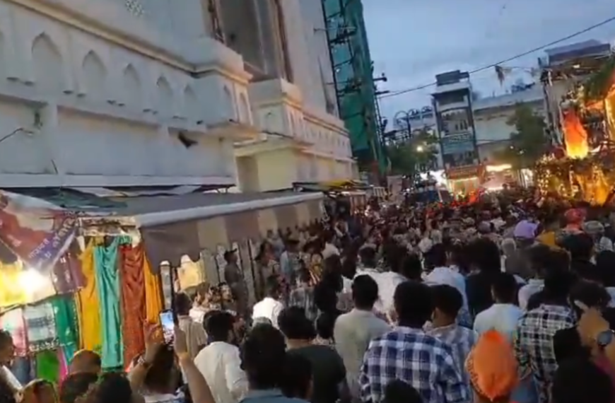 Bij de Jagannath Yatra in Ujjain werd er een slipper naar de Shah Moskee gegooid
