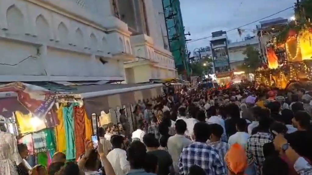 Bij de Jagannath Yatra in Ujjain werd er een slipper naar de Shah Moskee gegooid