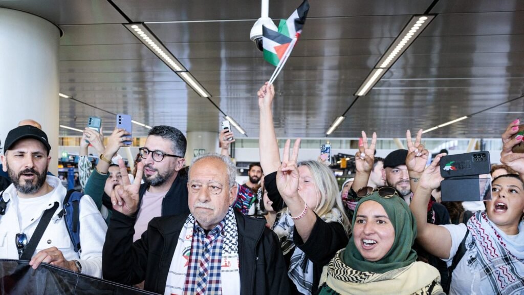 Egypte wordt bekritiseerd om de behandeling van buitenlanders tijdens de wereldwijde mars voor Gaza.