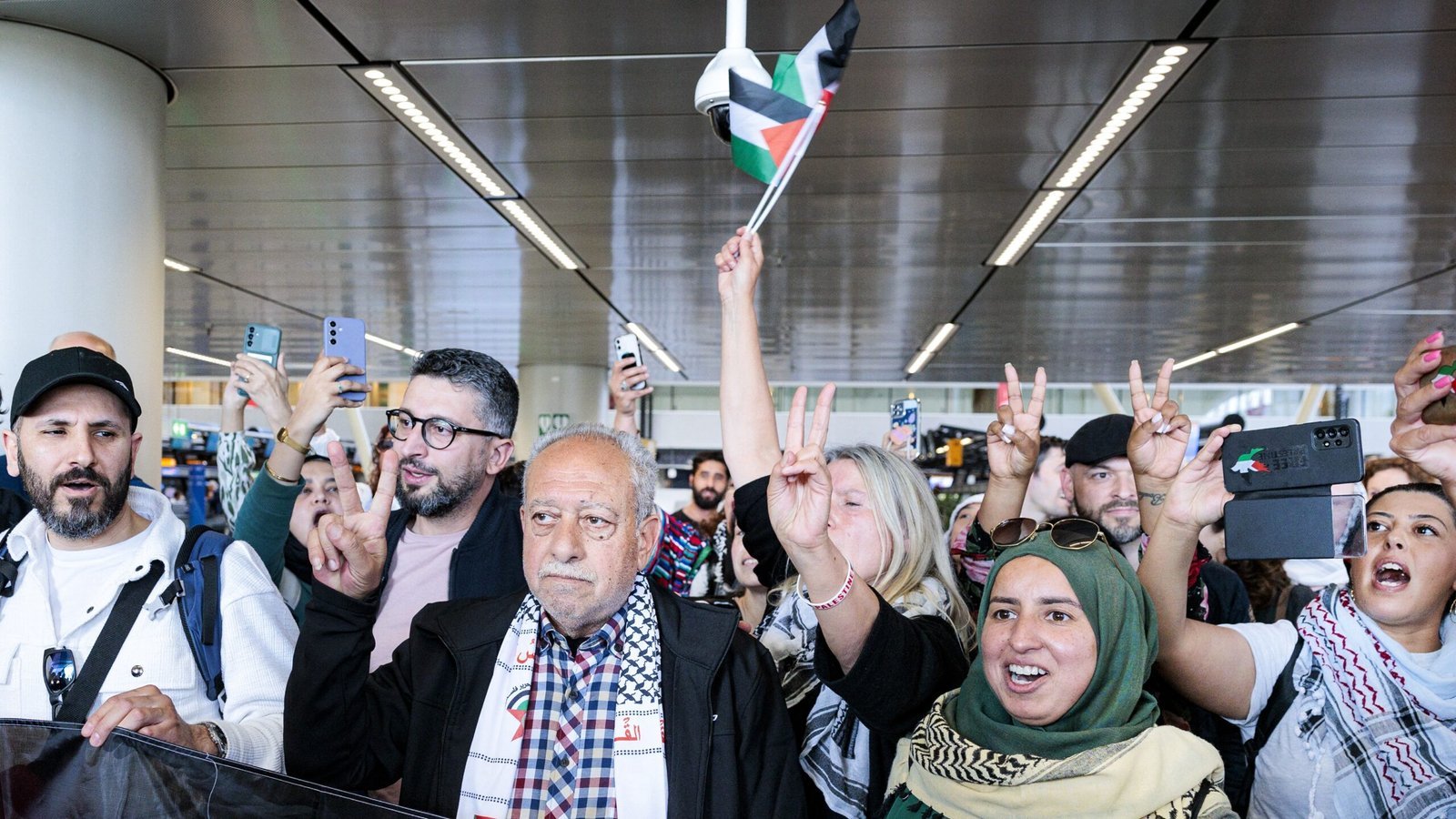 Egypte wordt bekritiseerd om de behandeling van buitenlanders tijdens de wereldwijde mars voor Gaza.