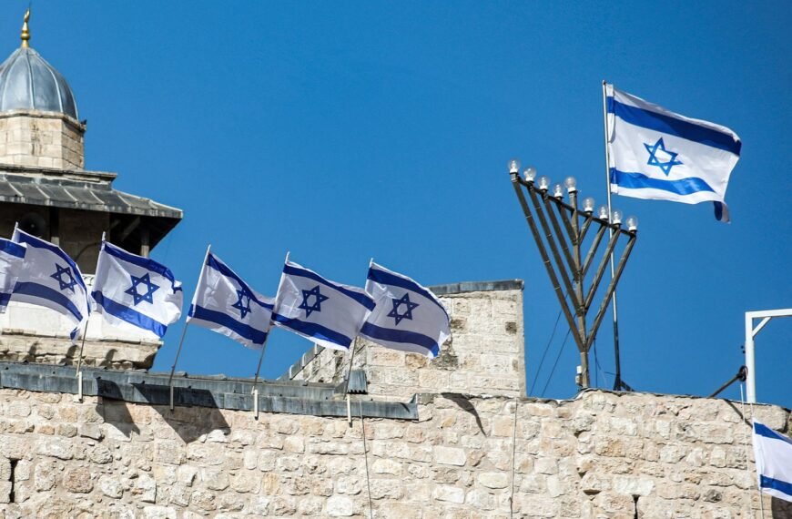 Palestijnen waarschuwden dat de overdracht van de Ibrahimi Moskee aan de kolonisten 'gevaarlijk' is.