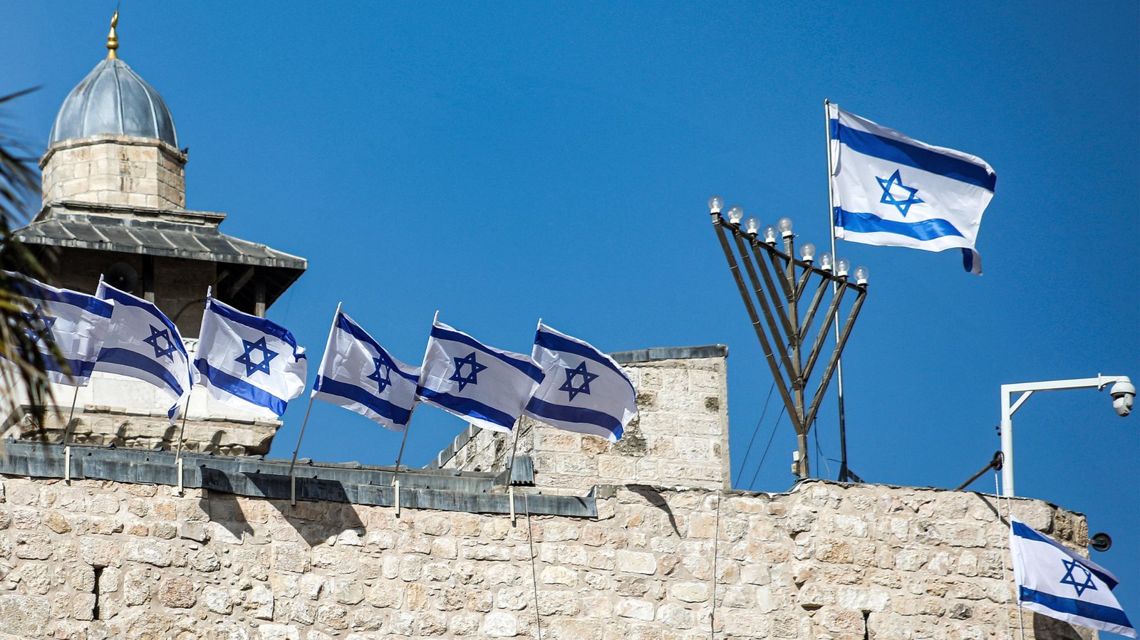 Palestijnen waarschuwden dat de overdracht van de Ibrahimi Moskee aan de kolonisten 'gevaarlijk' is.