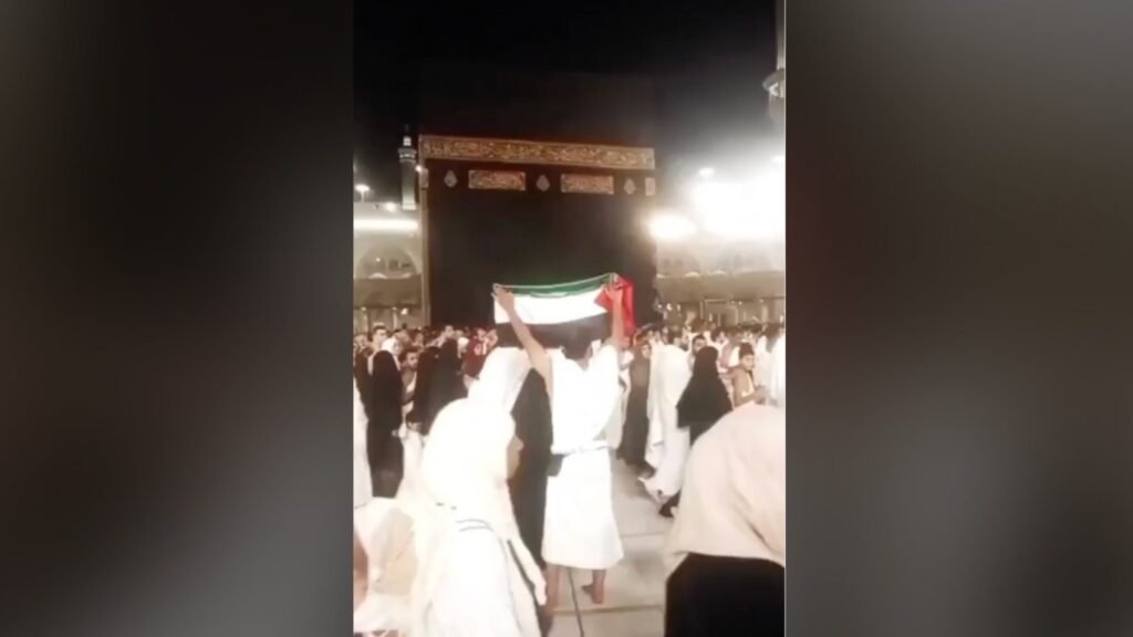 Saoedi-krachten hebben de pelgrim die de Palestijnse vlag in Mekka heeft gehesen, gearresteerd