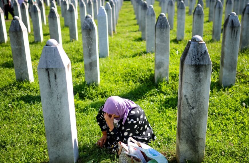 Voor Netflix is de Srebrenica-genocide een grap, Gaza is de voortzetting