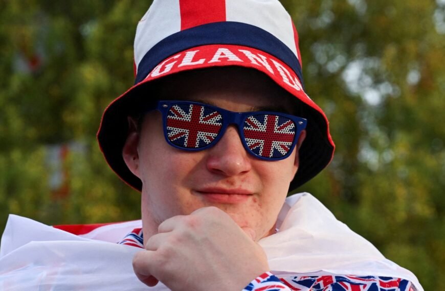 De Hulp van de Engelse Media bij de Vlag Coup van de Reform