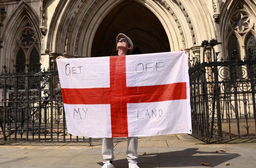 De St. George-vlag voor minderheden in Engeland, een symbool van raciaal geweld