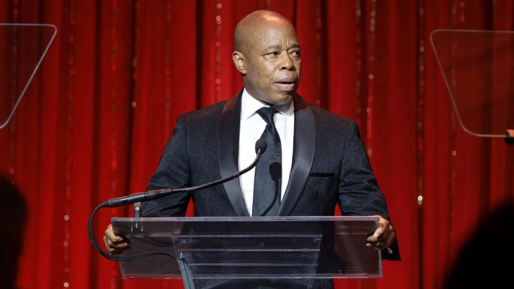 Voormalig voorzitter van haatmisdrijven in NYC heeft een rechtszaak aangespannen tegen burgemeester Adams