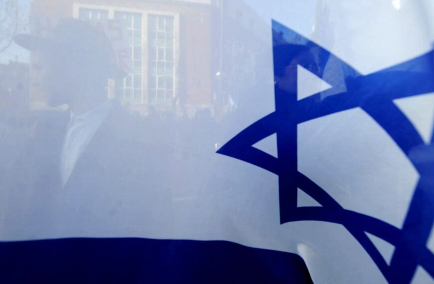 Waarom werden er Israëlische vlaggen op het strand van Hastings geplaatst?