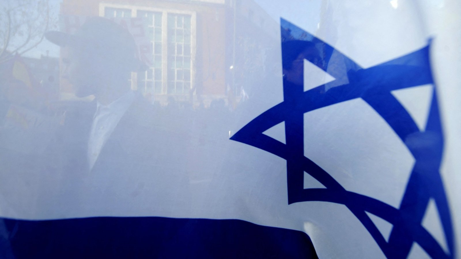Waarom werden er Israëlische vlaggen op het strand van Hastings geplaatst?