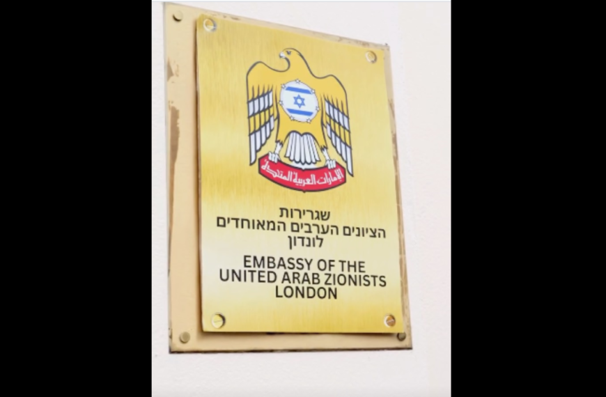 Activisten in Londen hebben het bord van de Emiratische ambassade veranderd