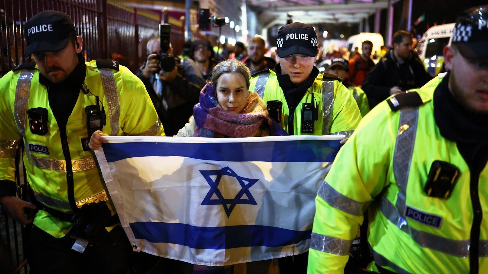 De Engelse politiechef verdedigt het besluit om Maccabi Tel Aviv-supporters te verbieden