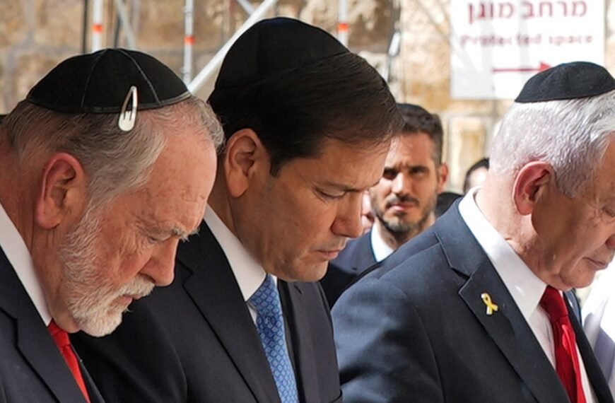 De verdraaide theologie van Mike Huckabee vertegenwoordigt de christenen wereldwijd niet.