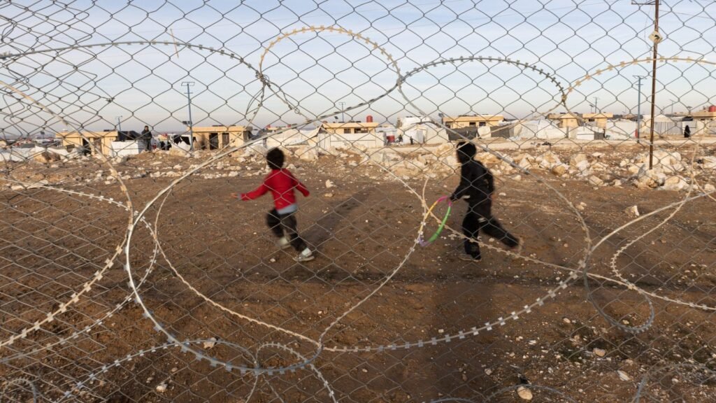 Families bezorgd terwijl de VS ISIL-gevangenen uit Syrië verplaatst