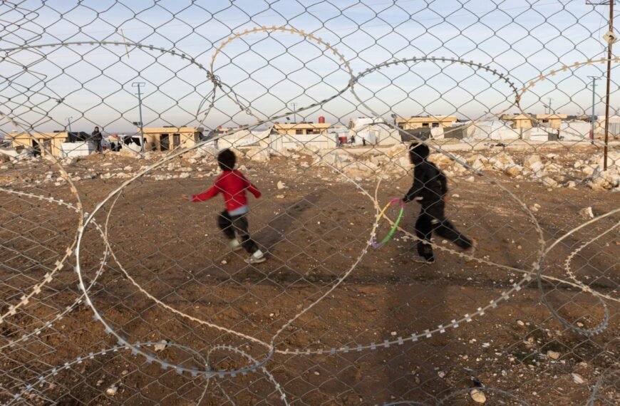 Families bezorgd terwijl de VS ISIL-gevangenen uit Syrië verplaatst