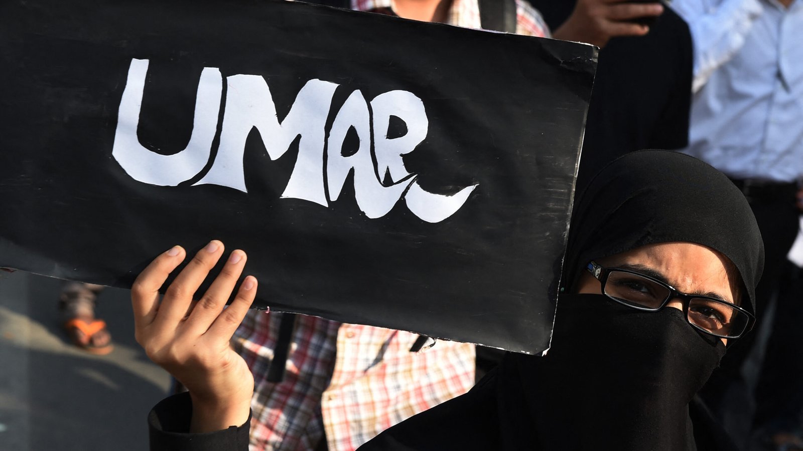 India waarschuwde Mamdani omdat hij een brief naar een zonder proces gevangen activist had gestuurd.