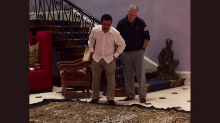 Epstein en de Emirati zakenman poseren met de Kaaba-bekleding