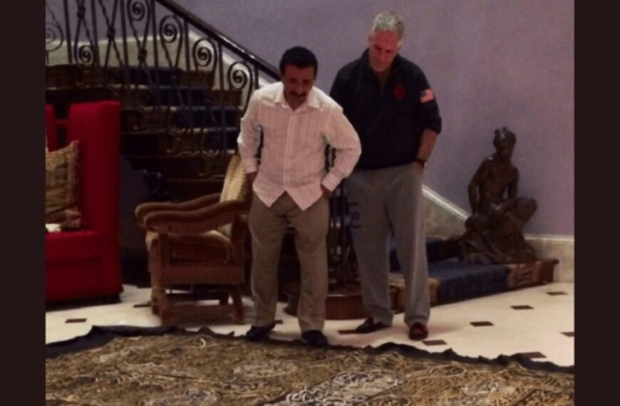 Epstein en de Emirati zakenman poseren met de Kaaba-bekleding