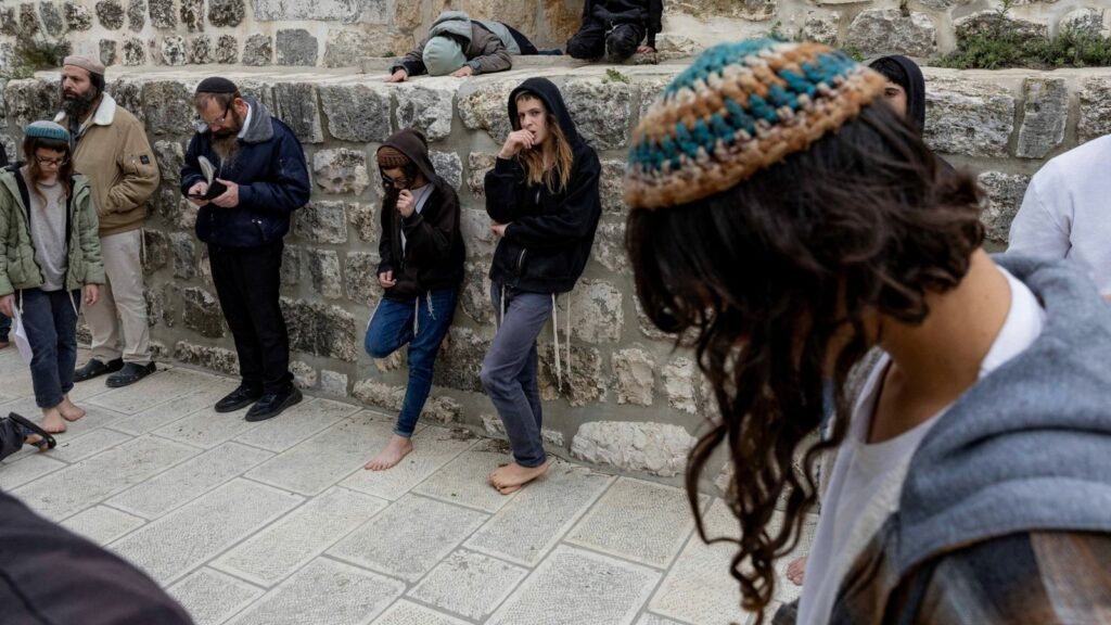 Terwijl de Ramadan begint, verlengt Israël de aanvallen op de Al-Aqsa-moskee.
