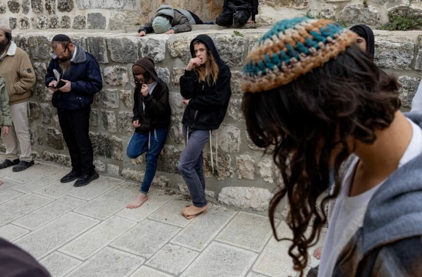 Terwijl de Ramadan begint, verlengt Israël de aanvallen op de Al-Aqsa-moskee.