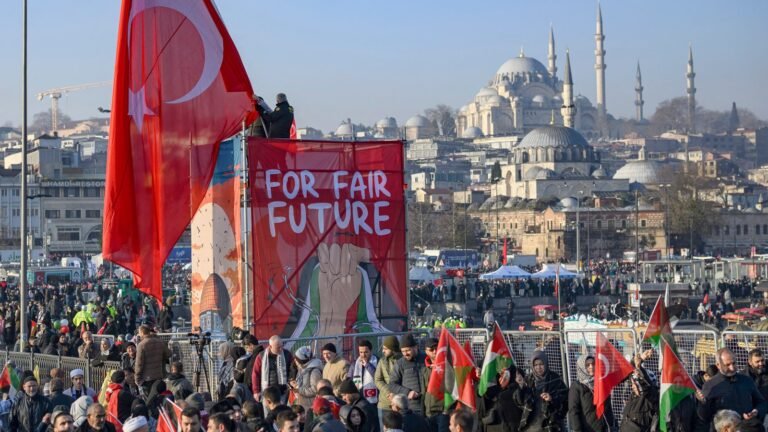 Turkse TV-netwerk wordt beschuldigd van het creëren van sociale spanning met varkensvlees scène