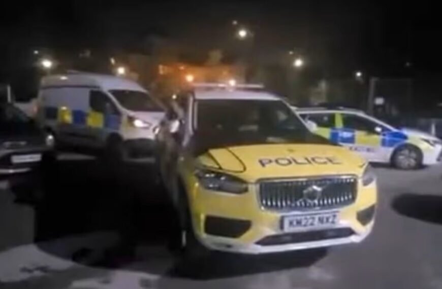 Verdachte met 'bijl en mes' aangehouden in de Manchester Moskee