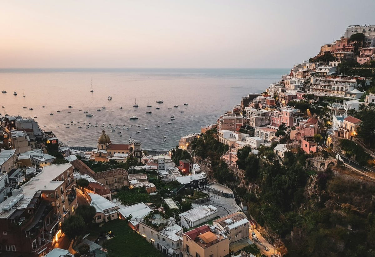 De Betovering van Amalfi Baai, Ver weg van de Zomerdrukte