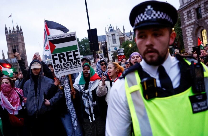 700'den fazla Britanyalı Yahudi, Londra'daki Gazze ateşkesi yürüyüşüne polis yasağını reddetti