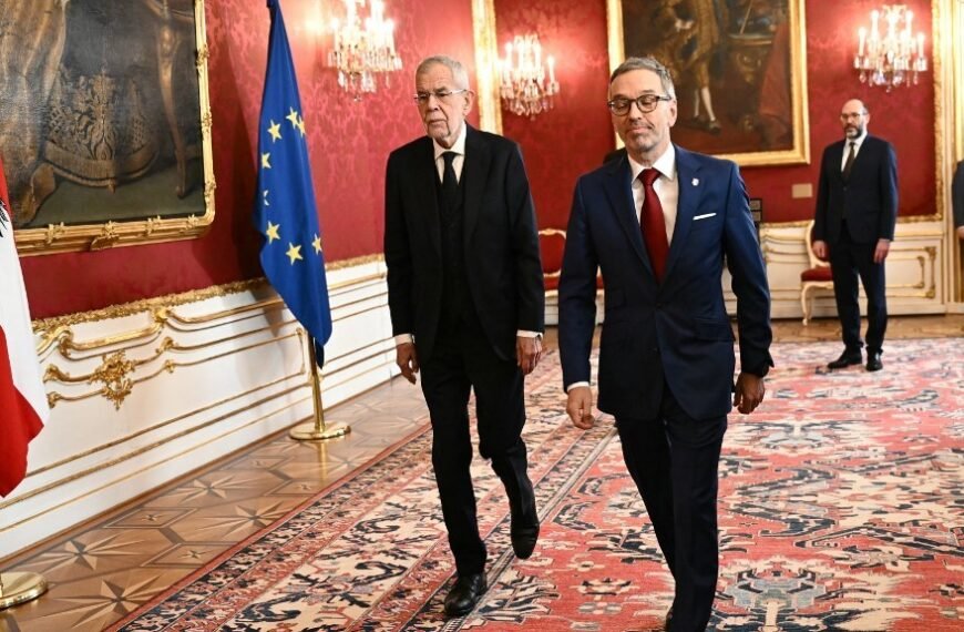 İsrail Yanlısı ve 'Antisemitik': Avusturya Özgürlük Partisi Hükümet Kuracak