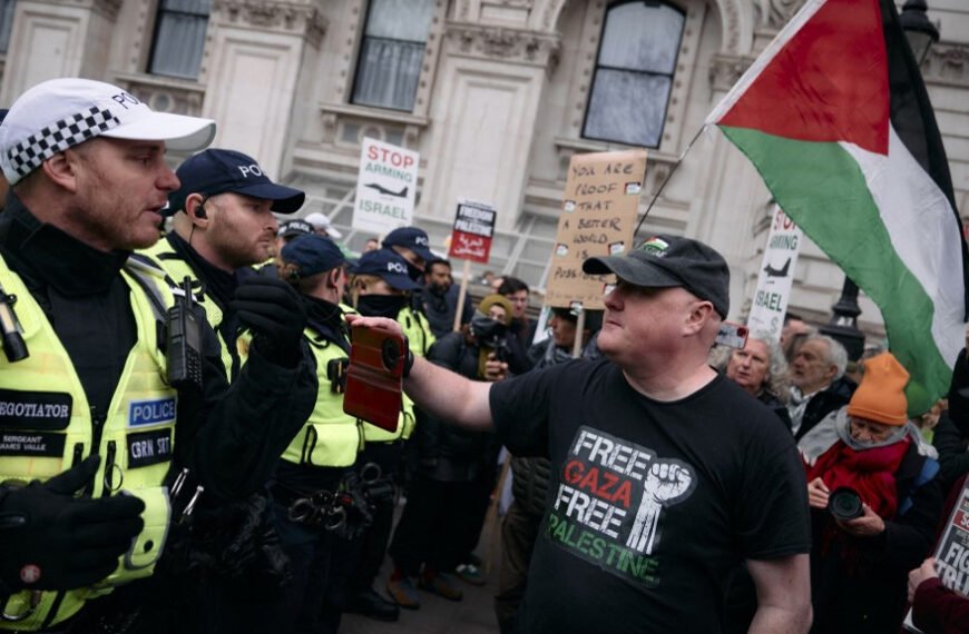 Londra Polisi Gazze Protestosuna Sert Müdahale Yapıyor