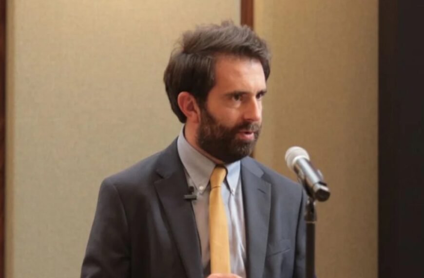 Simcox, İçişleri Bakanlığı'nın aşırıcılıkla mücadele komiseri olarak görevden alındı